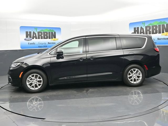 Used 2025 Chrysler Pacifica Select image 2