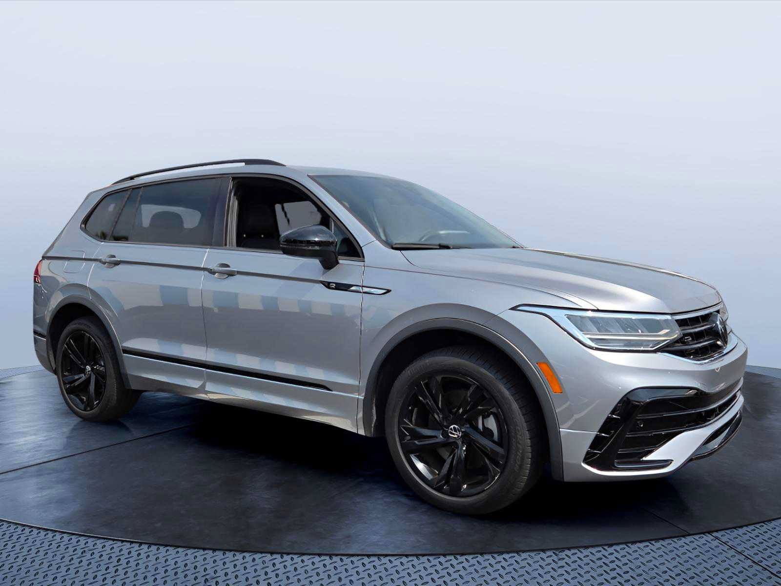 Used 2024 Volkswagen Tiguan SE R-Line FWD image 1