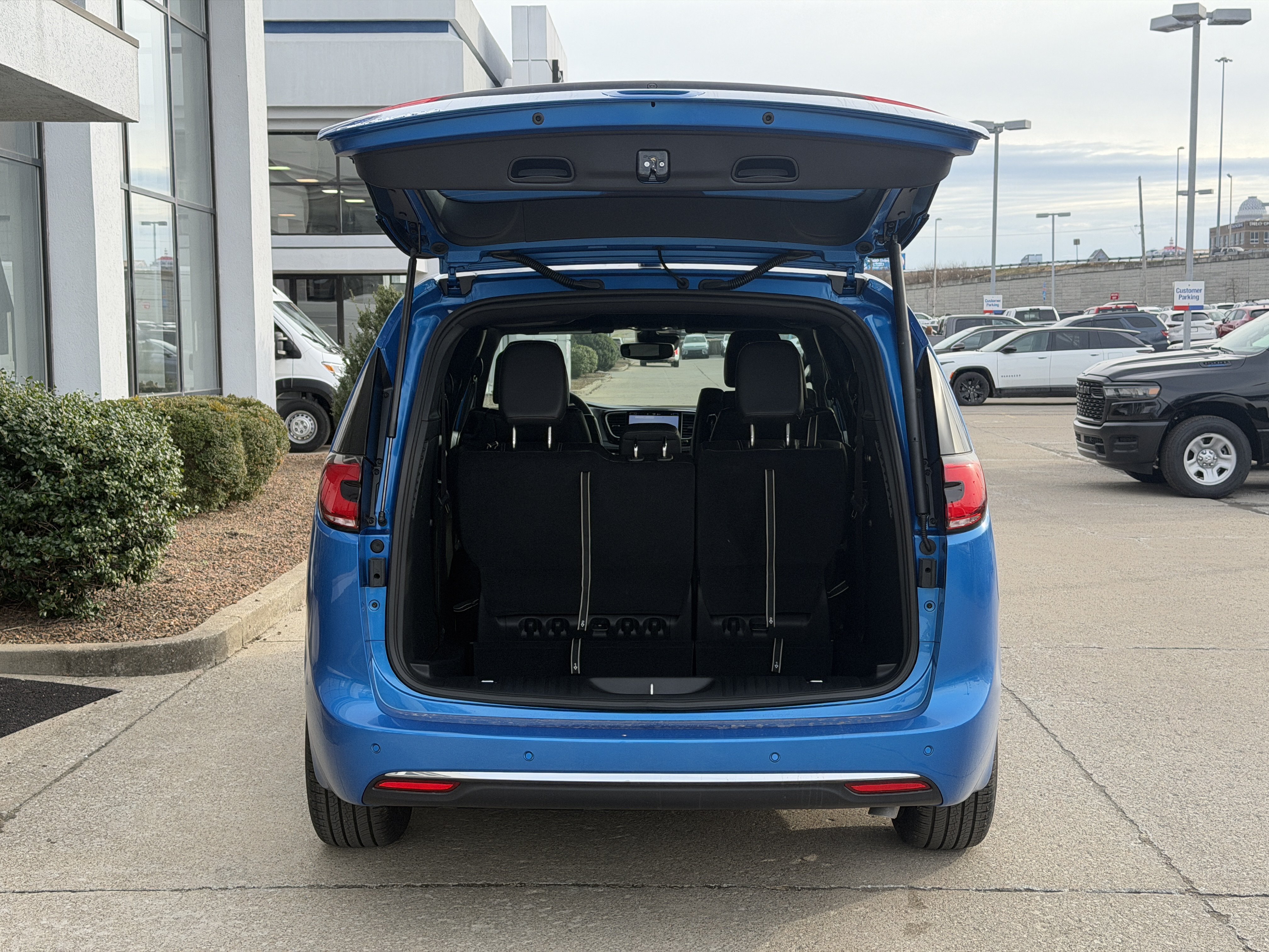 New 2026 Chrysler Pacifica Select AWD/4WD image 10