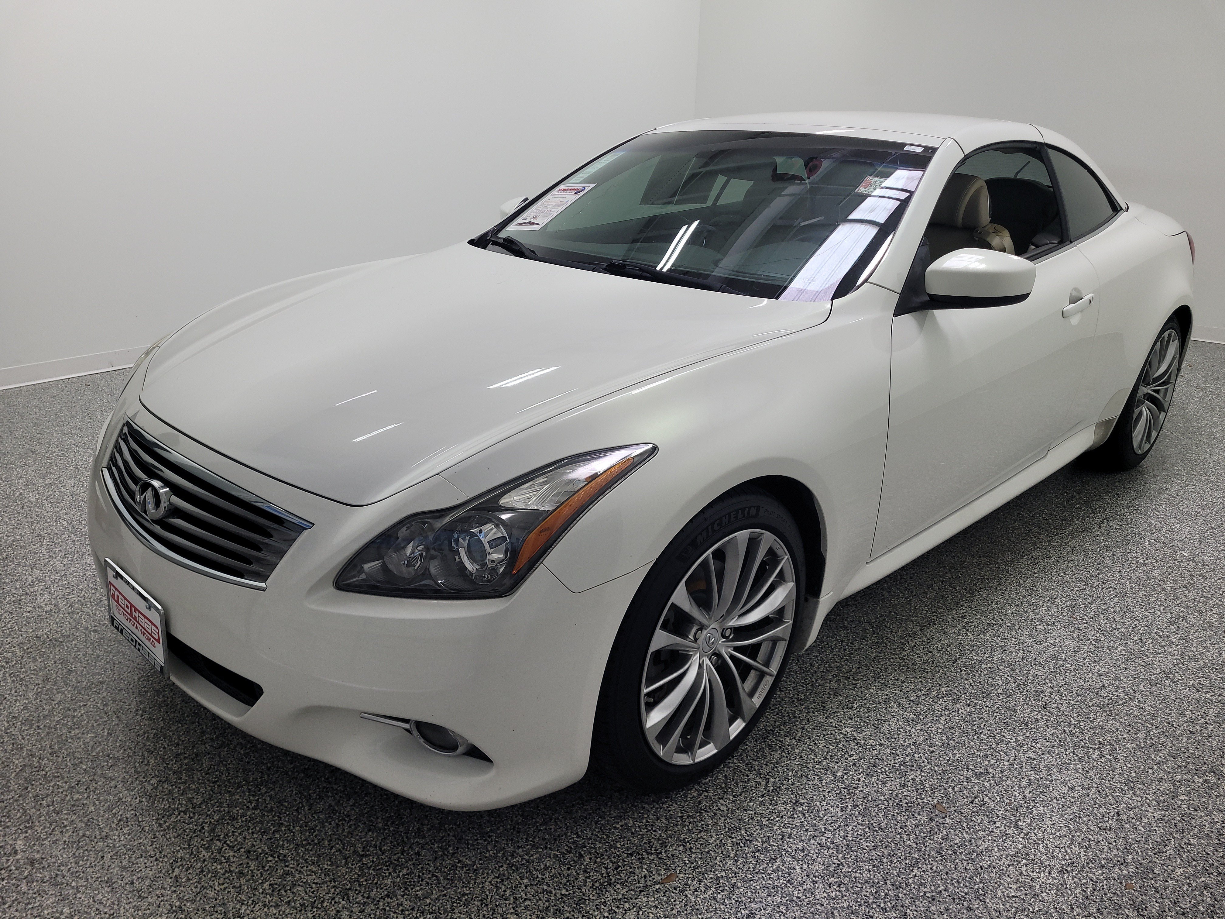 Used 2013 INFINITI G37 Convertible w/ Premium Pkg RWD image 2