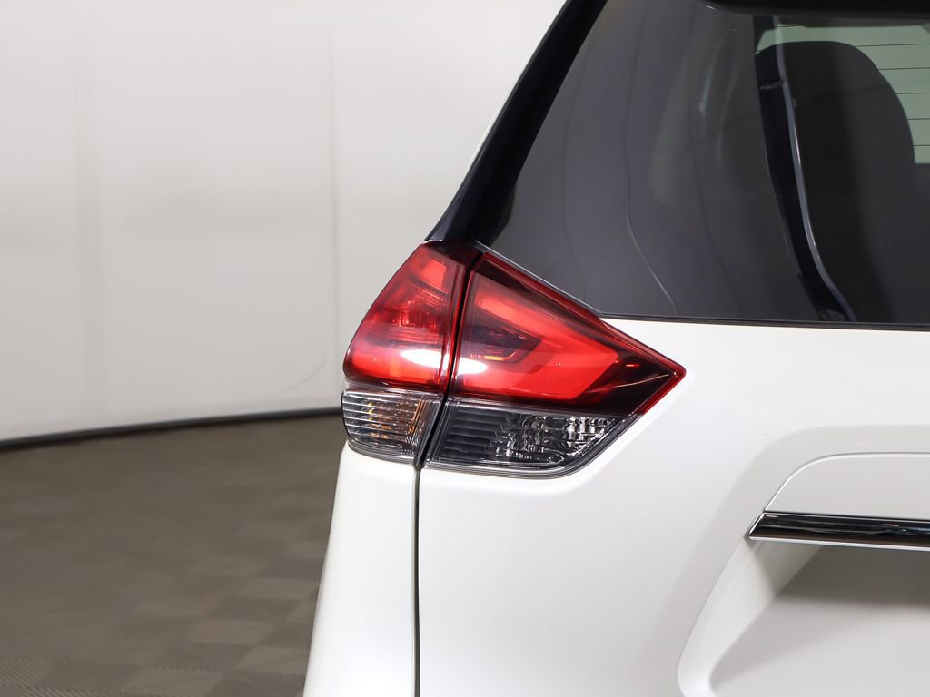 Used 2017 Nissan Rogue SV FWD image 12