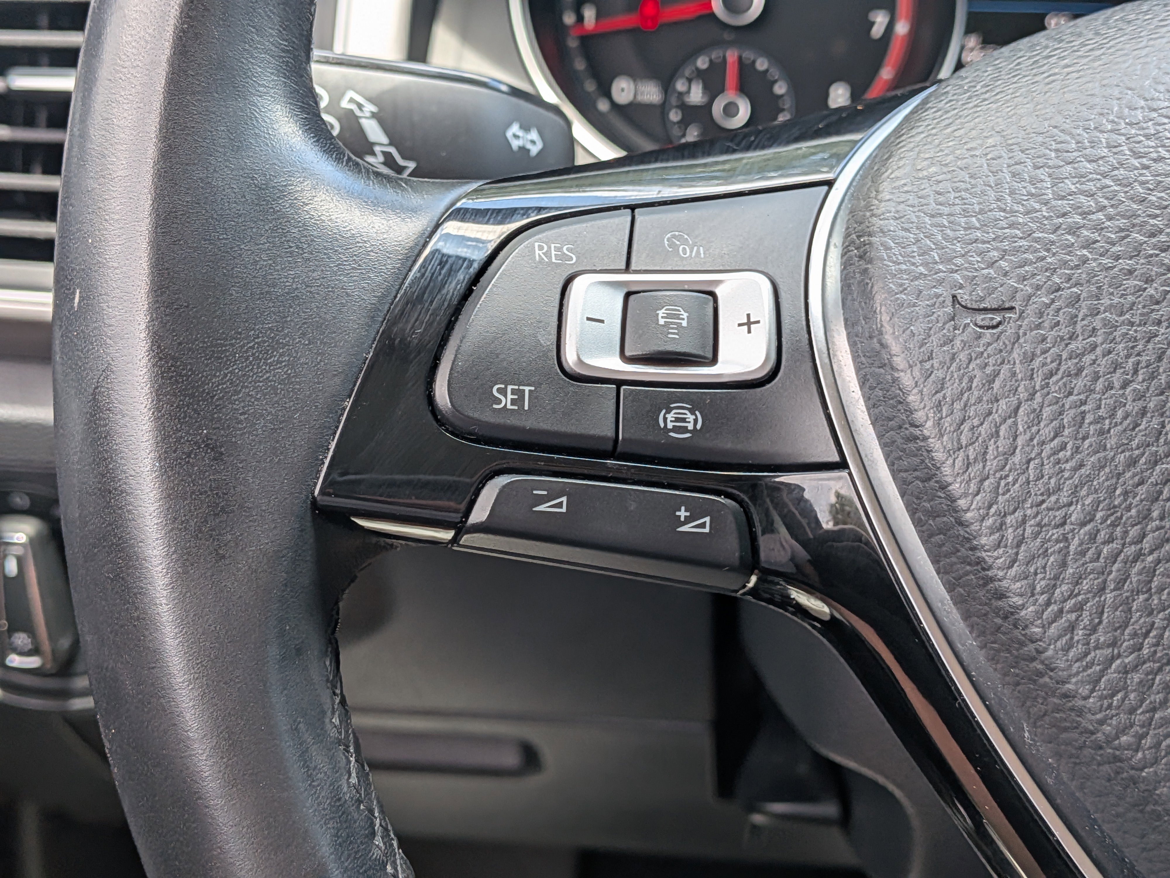 Used 2019 Volkswagen Atlas SE w/ Panoramic Sunroof Package FWD image 25