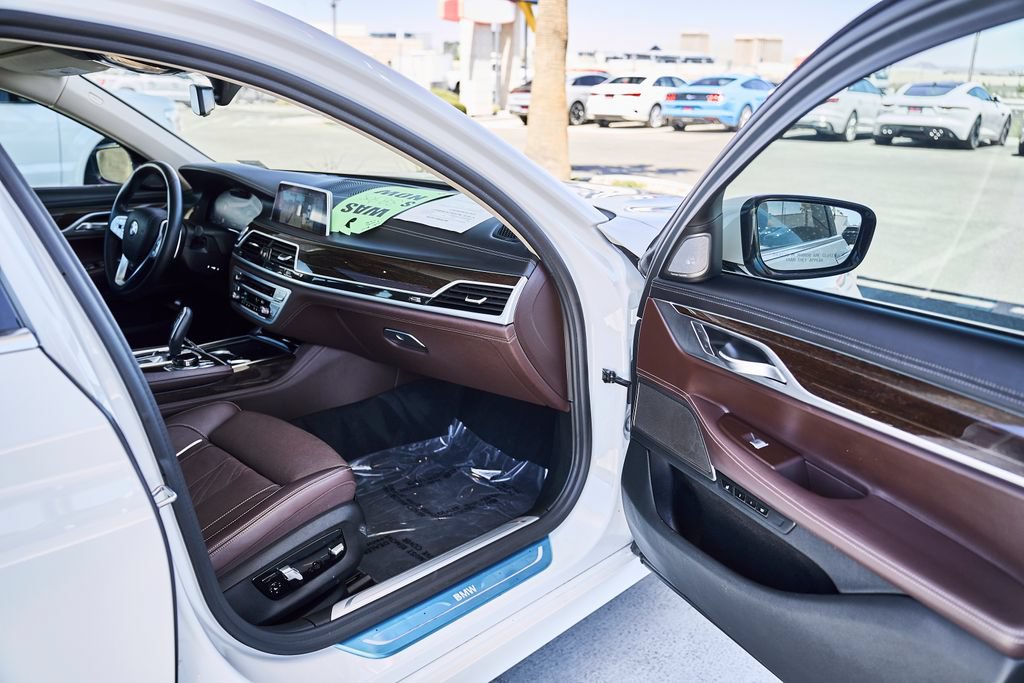 Used 2020 BMW 750i xDrive w/ Executive Package AWD/4WD image 12