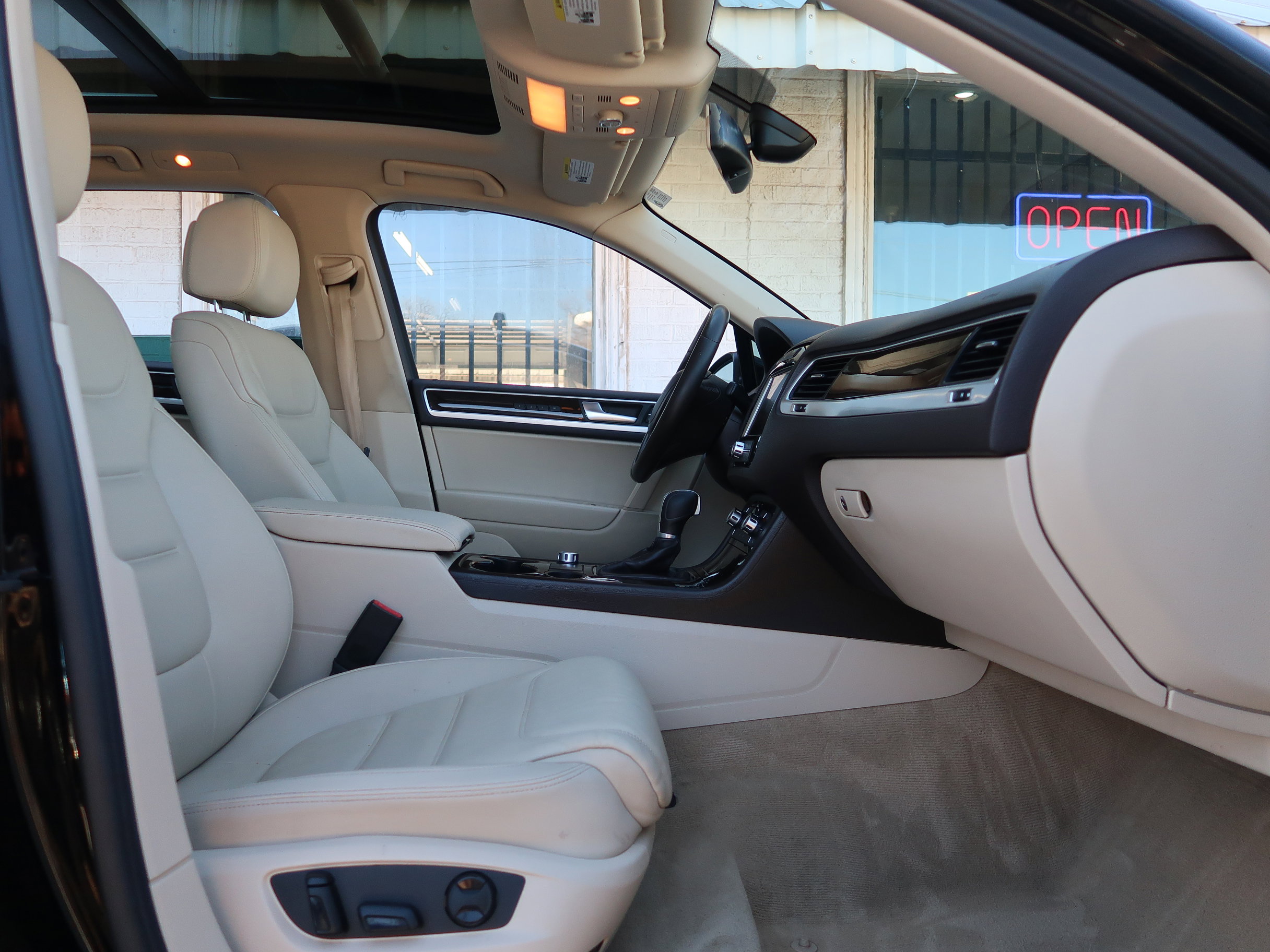 Used 2014 Volkswagen Touareg Executive image 31