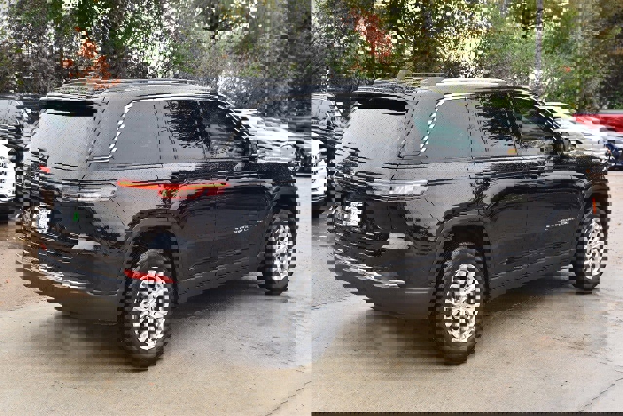 Used 2023 Jeep Grand Cherokee Limited w/ Luxury Tech Group II image 7