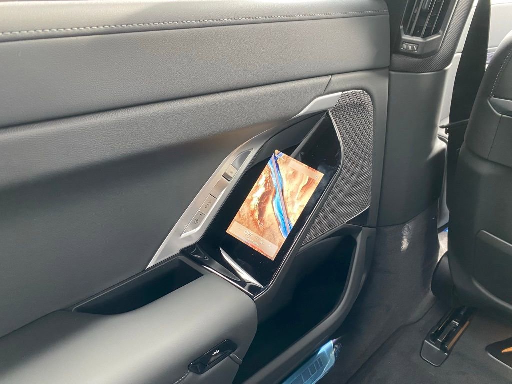 New 2026 BMW 750e xDrive w/ Premium Package image 8