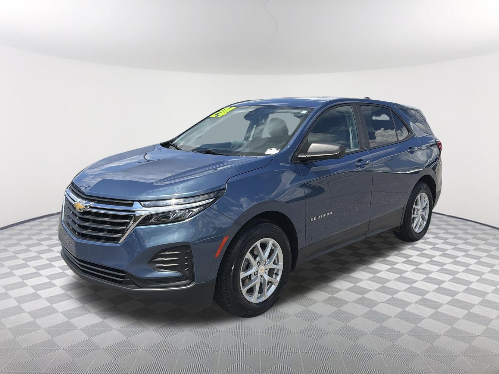 Used 2024 Chevrolet Equinox LS w/ LS Convenience Package FWD image 3