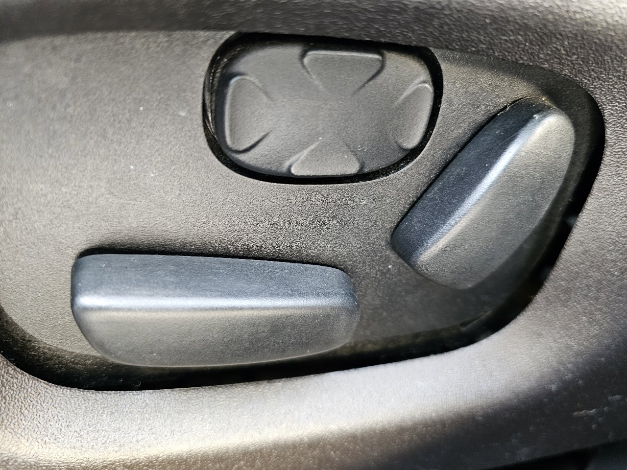 Used 2014 Lincoln MKS image 8