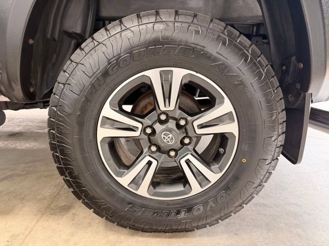 Used 2017 Toyota Tacoma TRD Sport w/ Tow Package AWD/4WD image 13