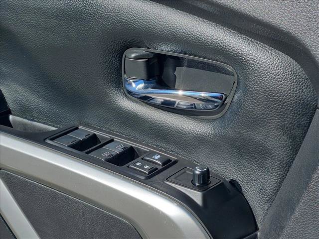 Used 2017 Nissan Titan SV RWD image 12