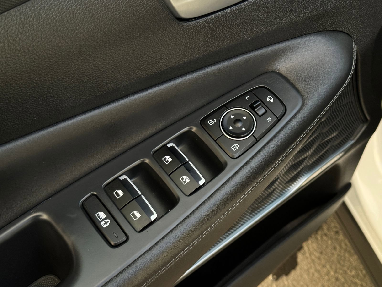 Used 2022 Hyundai Santa Fe Limited w/ Cargo Package image 13