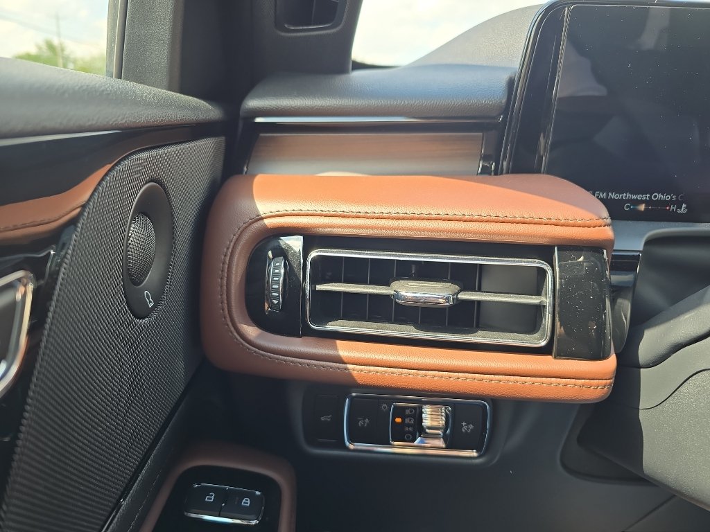 Used 2025 Lincoln Aviator Reserve w/ Jet Appearance Package AWD/4WD image 26