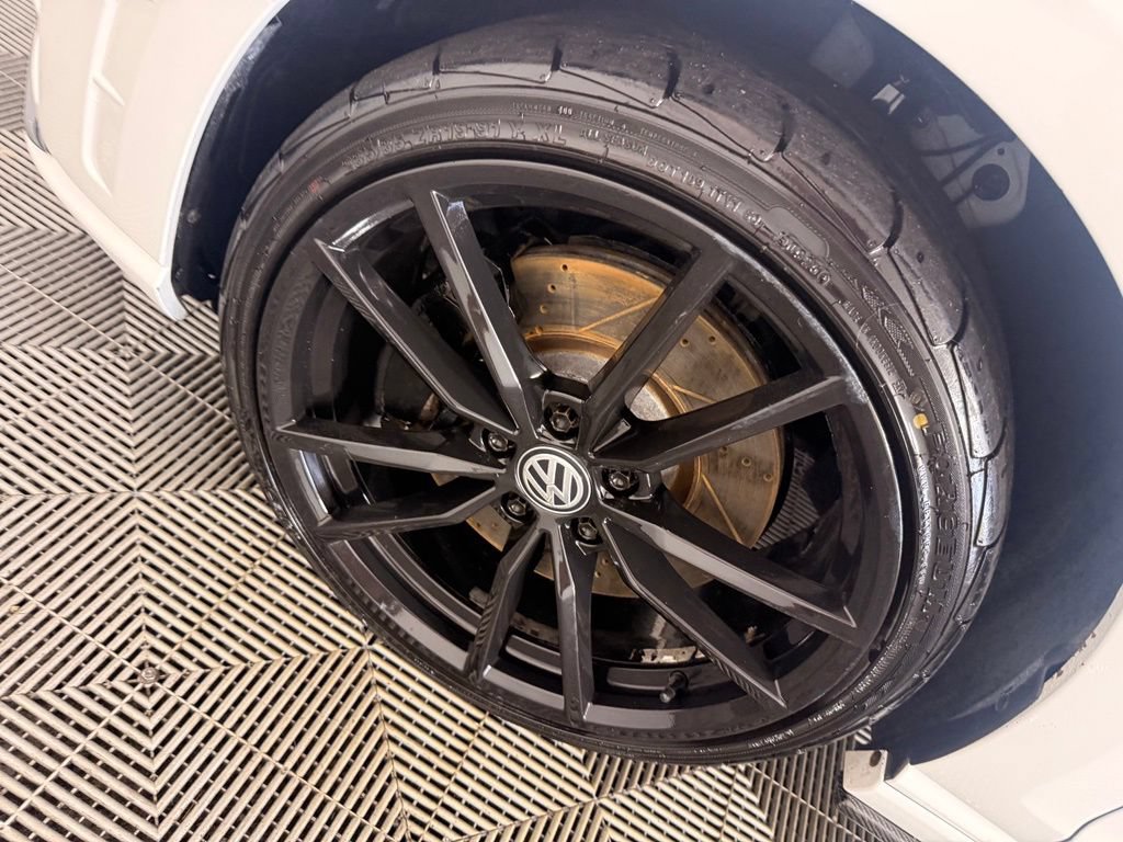 Used 2017 Volkswagen Golf R 4-Door AWD/4WD image 11