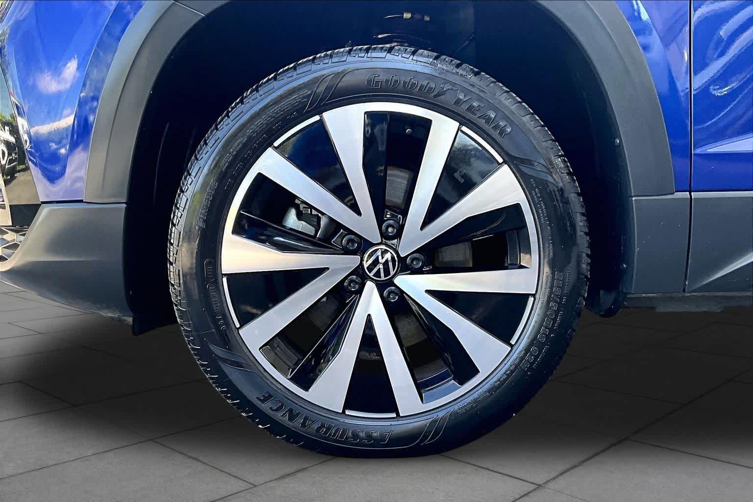 Certified 2023 Volkswagen Taos SE FWD image 11