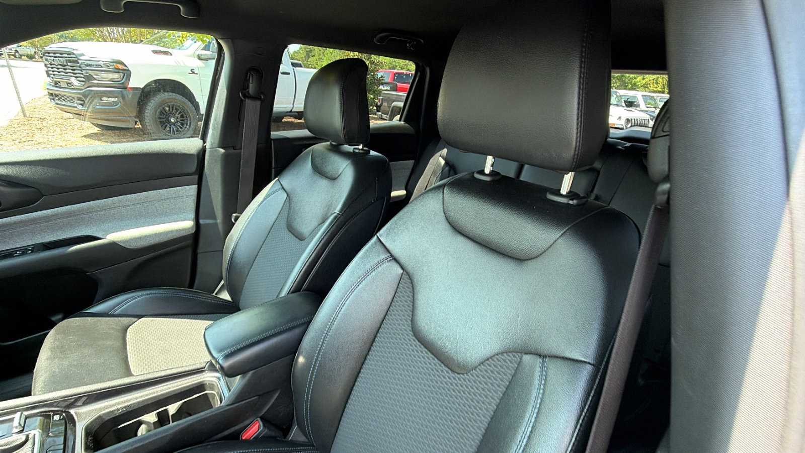 Used 2024 Jeep Compass Latitude AWD/4WD image 17