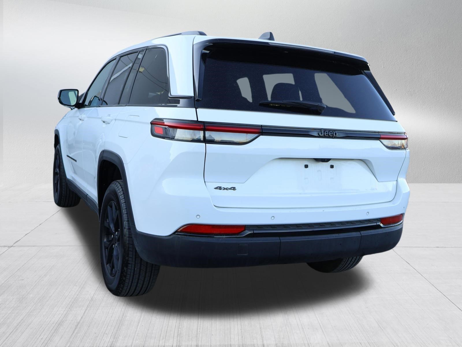Used 2025 Jeep Grand Cherokee Altitude AWD/4WD image 5