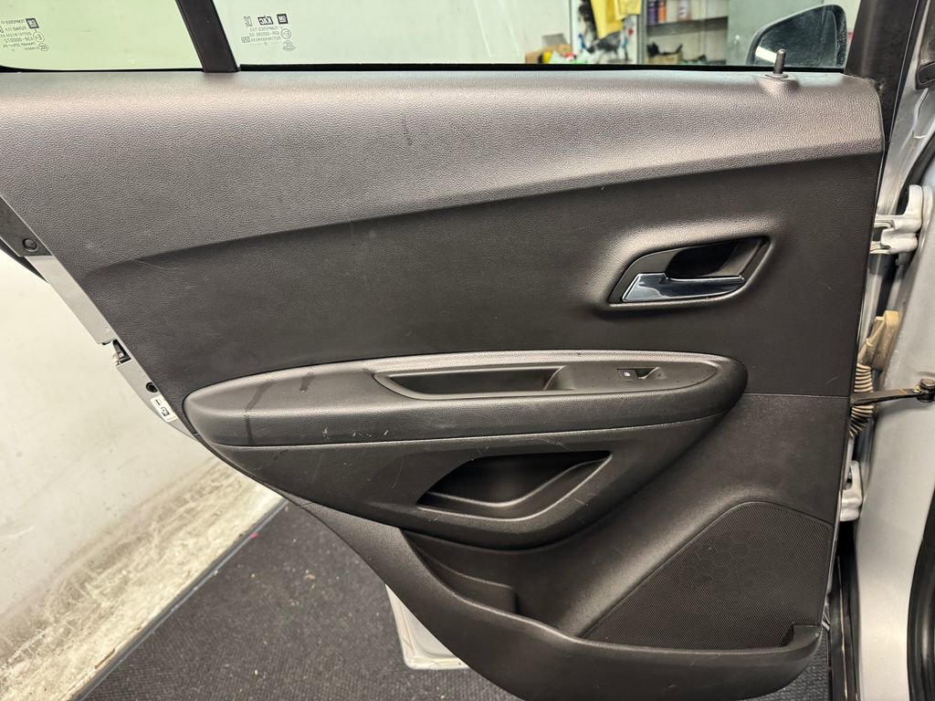 Used 2021 Chevrolet Trax LT AWD/4WD image 16