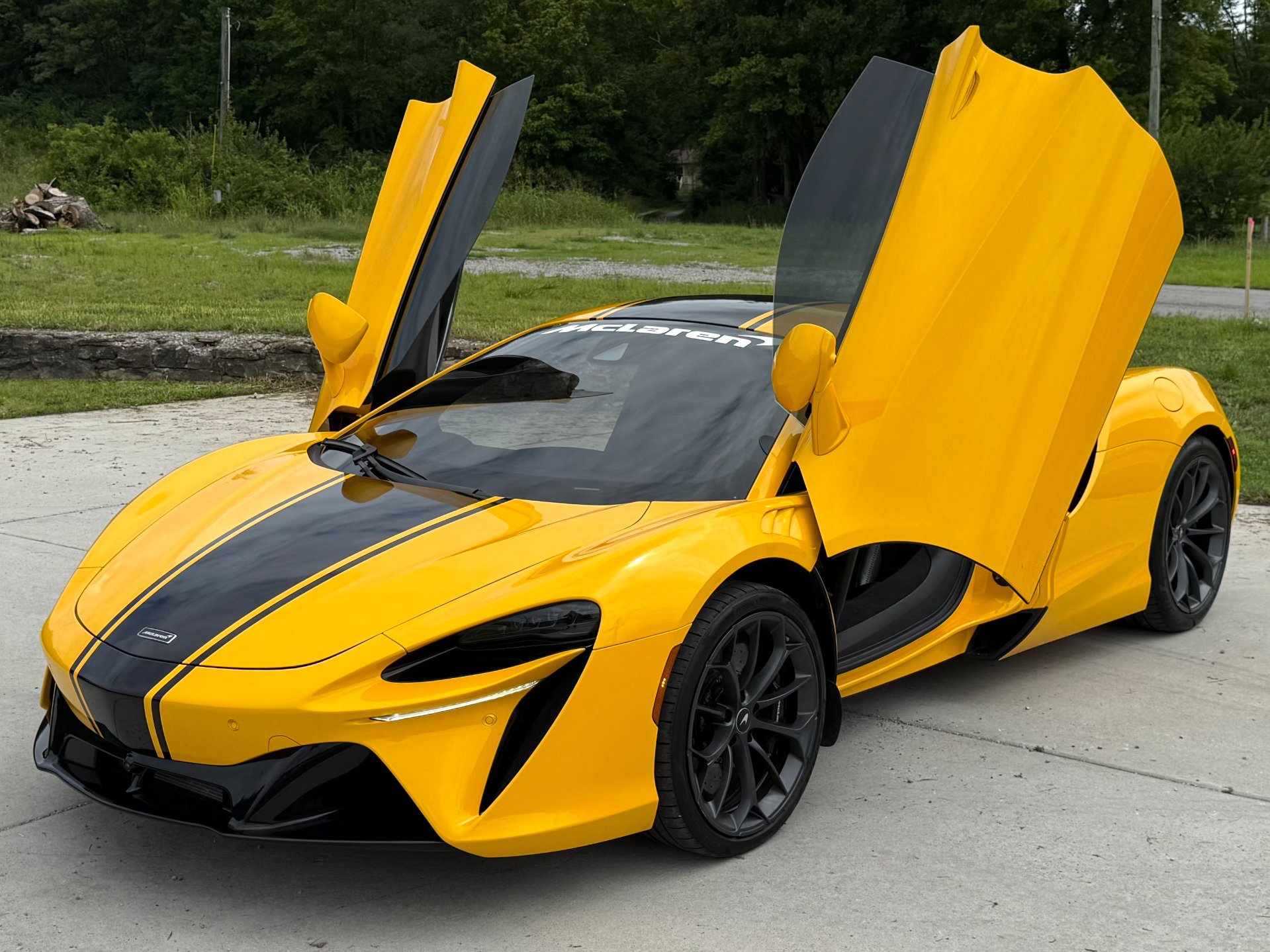 Used 2024 McLaren Artura RWD image 2