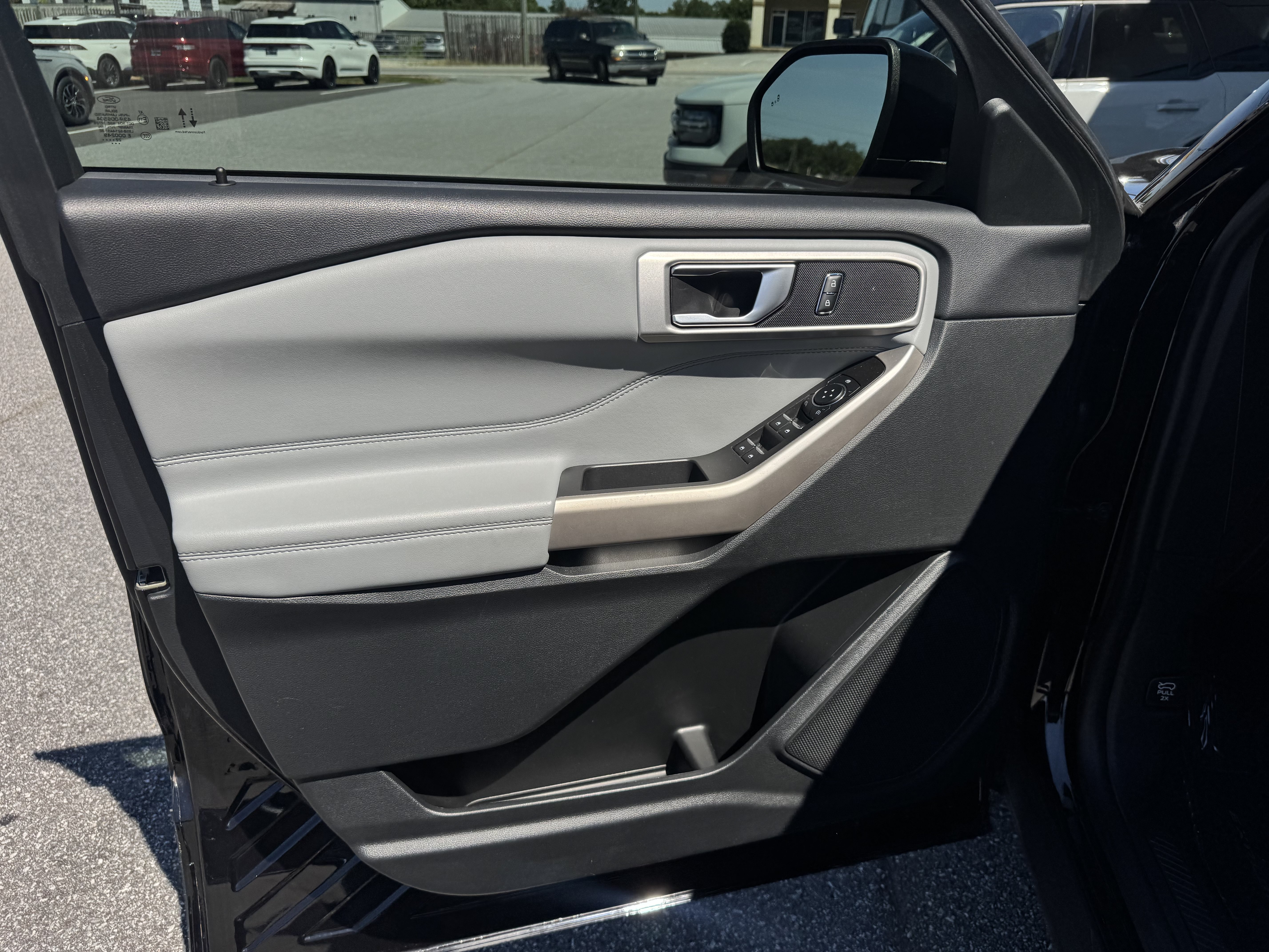Used 2023 Ford Explorer XLT w/ Equipment Group 202A RWD image 6