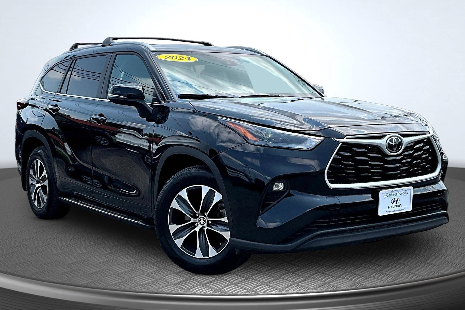Used 2024 Toyota Highlander XLE AWD/4WD image 2
