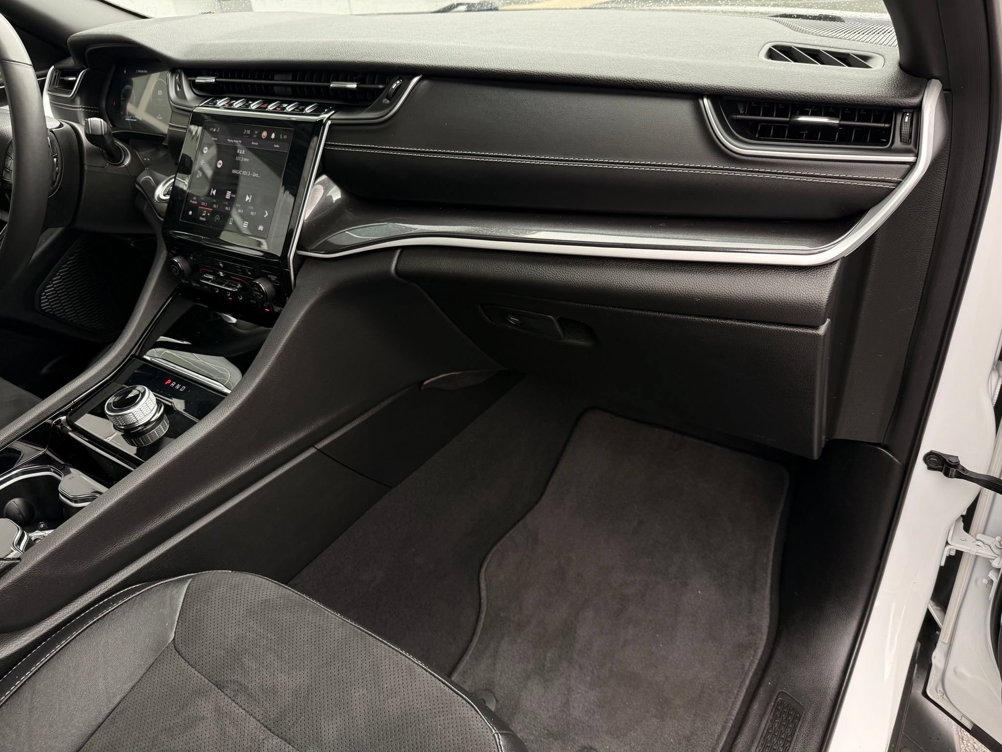Used 2023 Jeep Grand Cherokee L Laredo AWD/4WD image 19