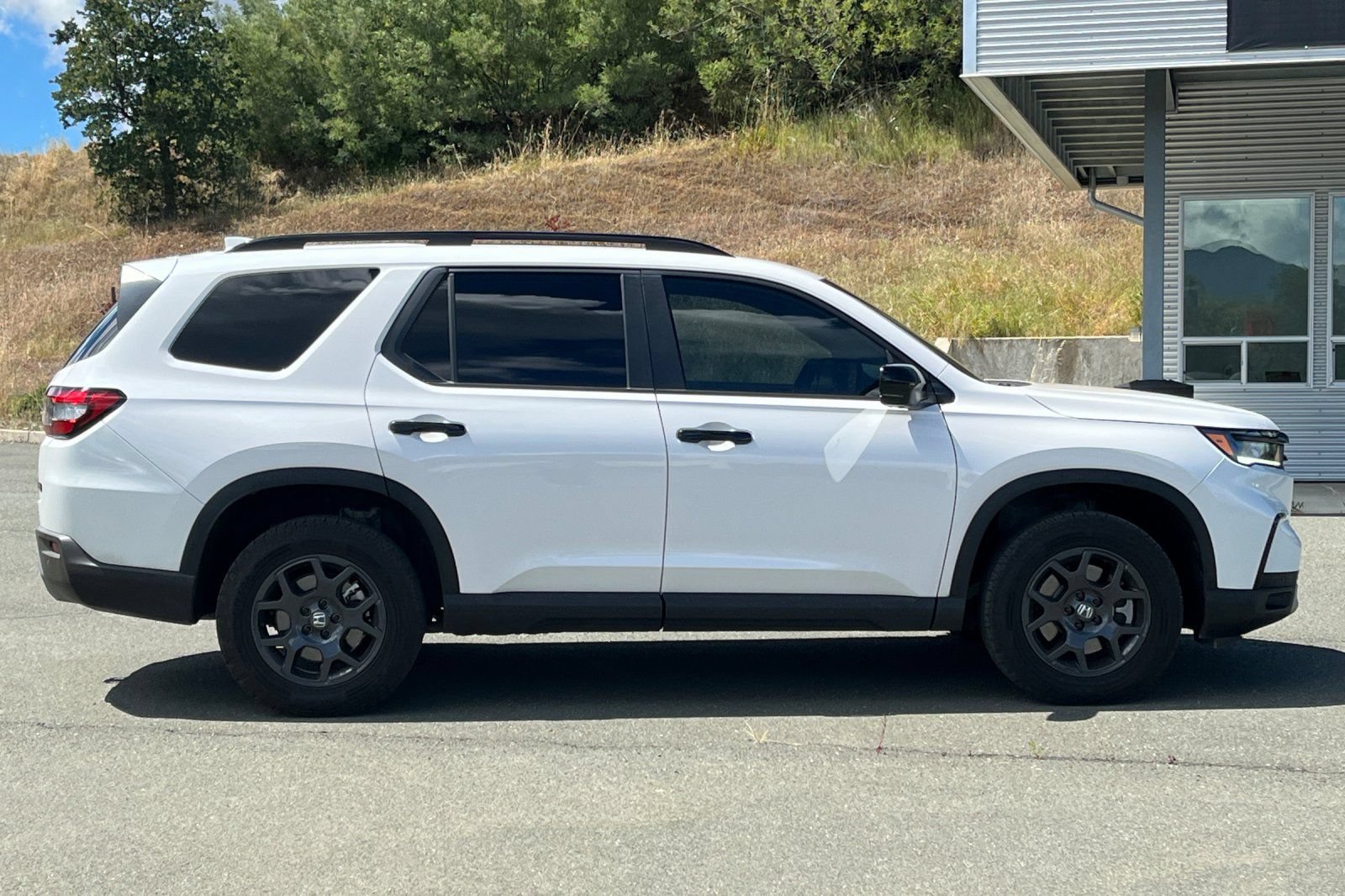 Used 2025 Honda Pilot TrailSport image 10