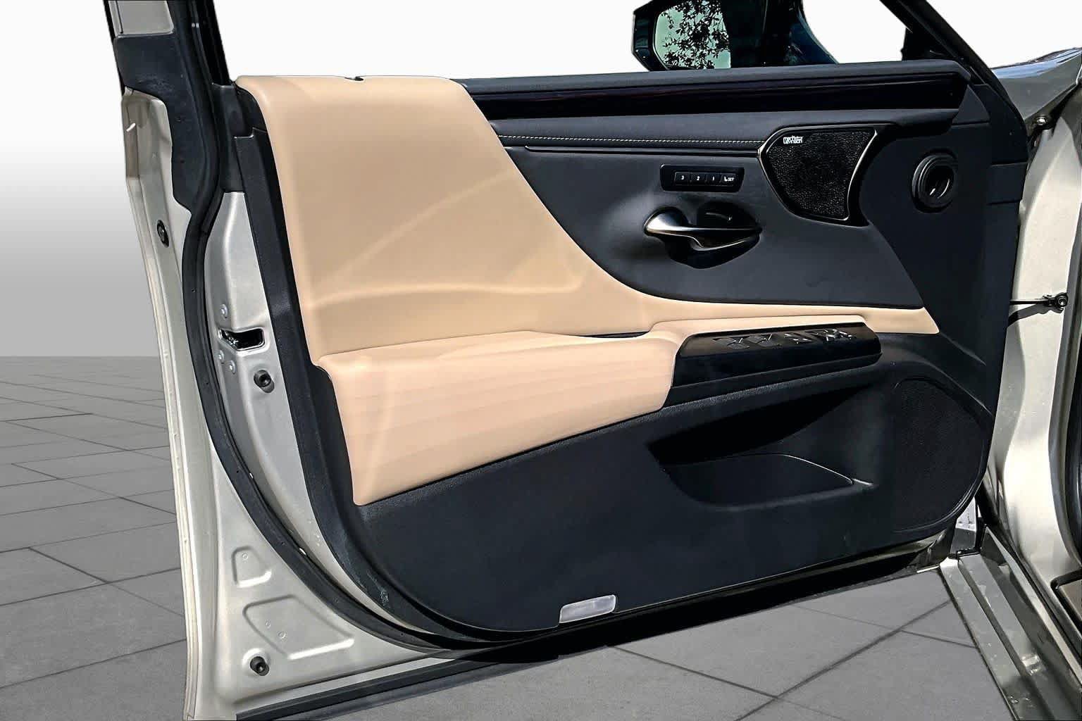 Used 2021 Lexus ES 300h Ultra Luxury w/ Accessory Package 2 FWD image 26
