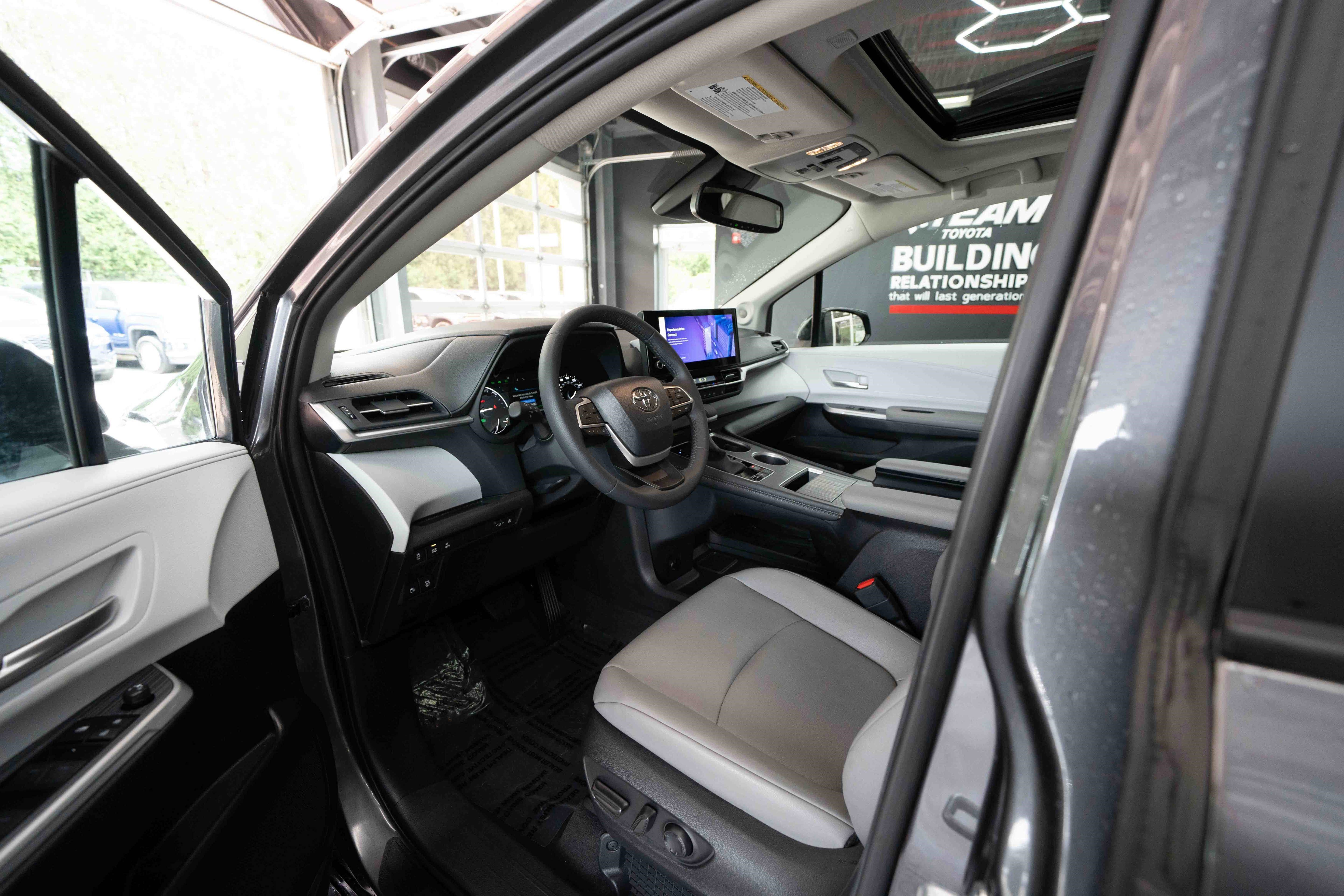 Used 2025 Toyota Sienna XLE w/ XLE Plus Package AWD/4WD image 8