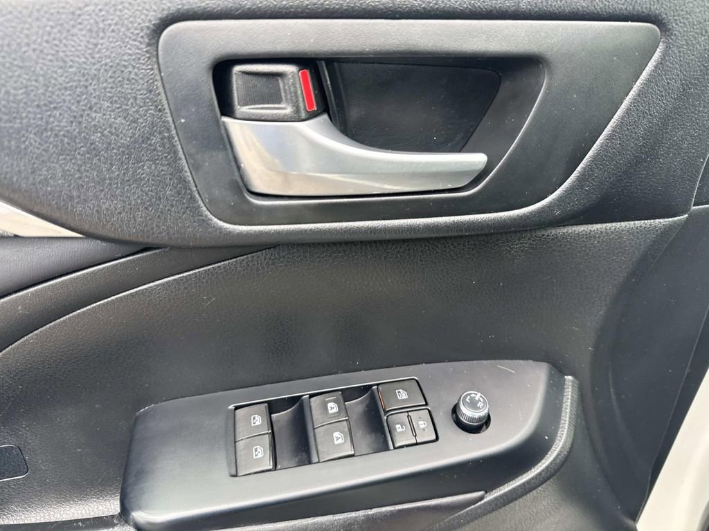 Used 2017 Toyota Highlander XLE image 22