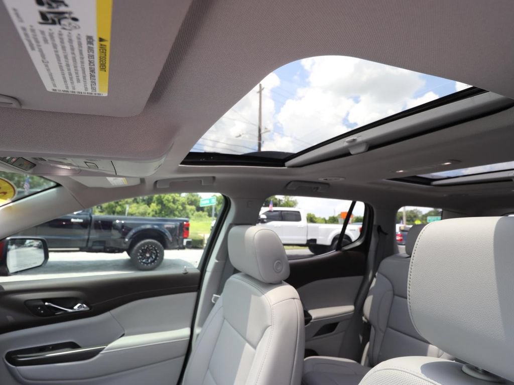 Used 2023 GMC Acadia SLT w/ Technology Package FWD image 4