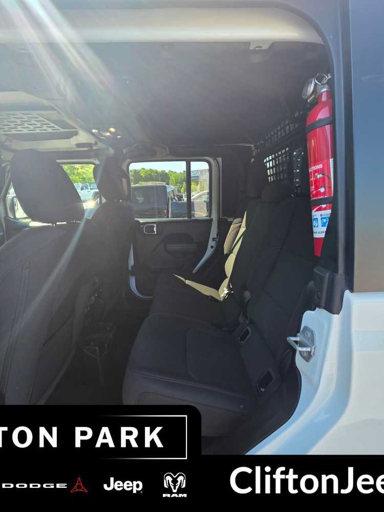 Used 2023 Jeep Gladiator Rubicon w/ Cold Weather Group AWD/4WD image 13