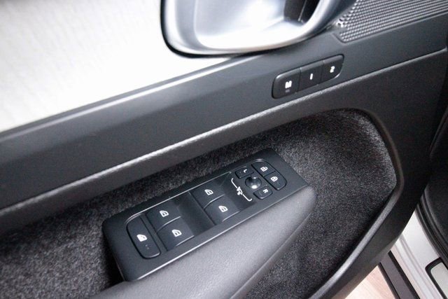 Certified 2025 Volvo XC40 B5 Core image 12