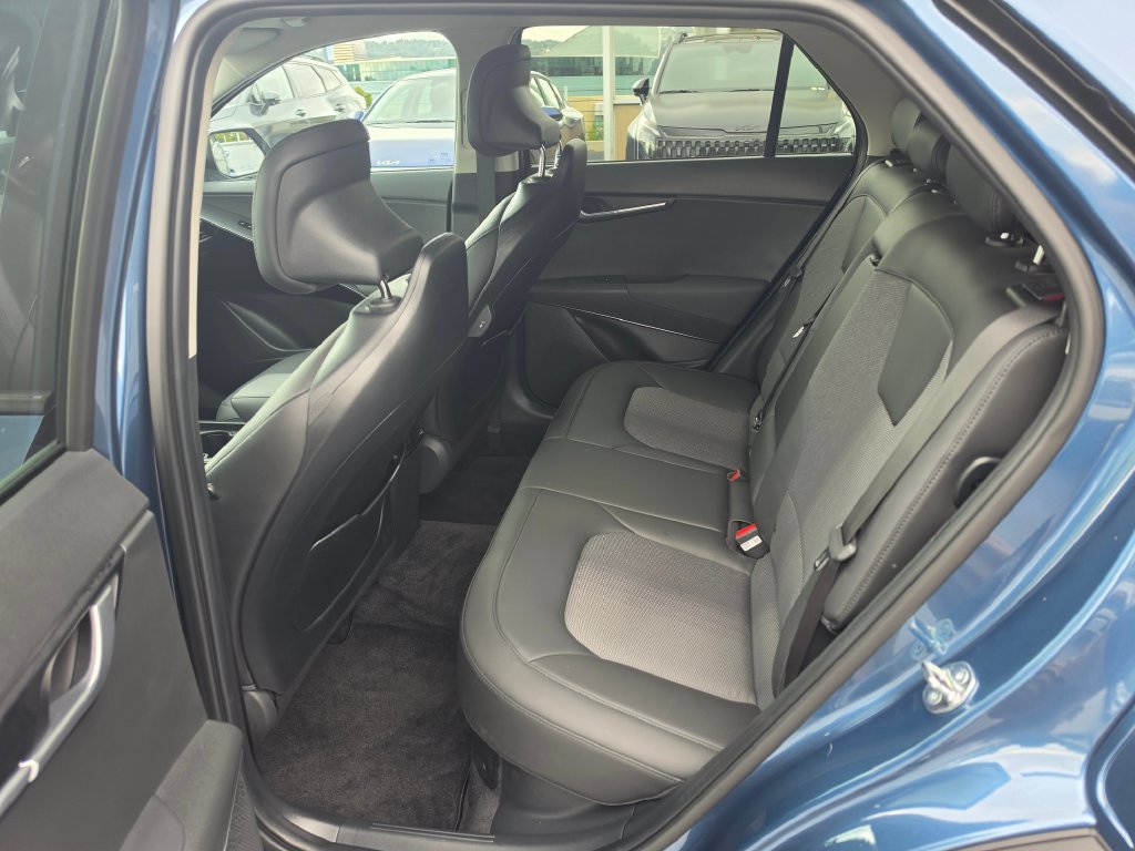 Certified 2025 Kia Niro EX FWD image 16