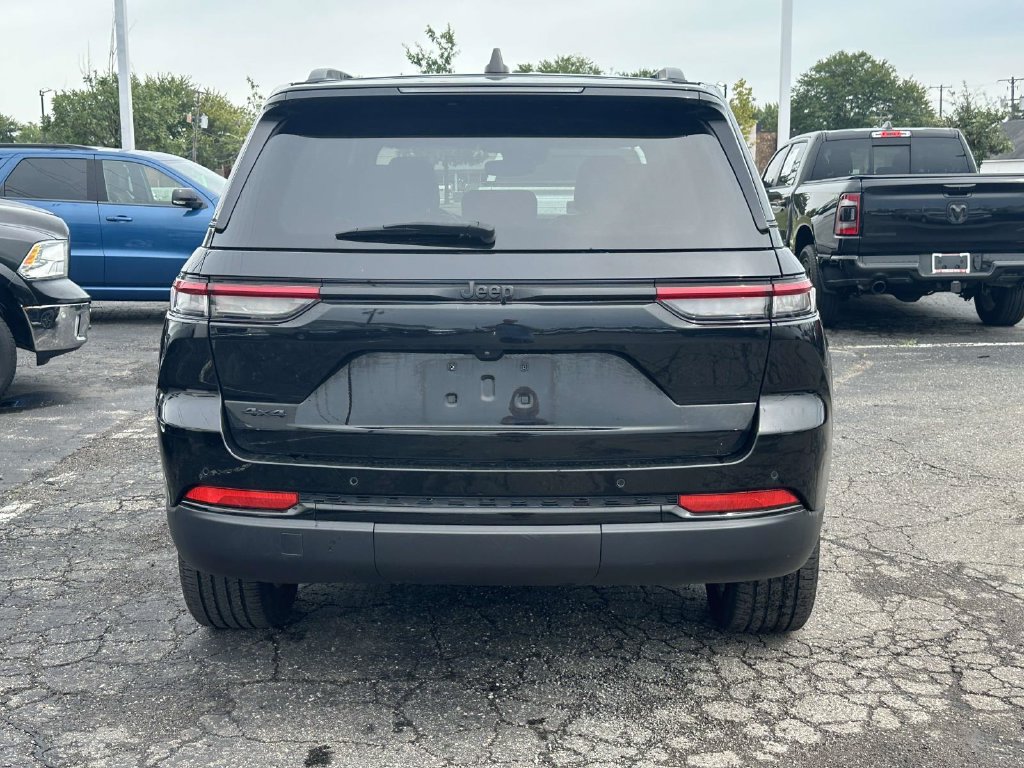 Used 2024 Jeep Grand Cherokee Laredo AWD/4WD image 5