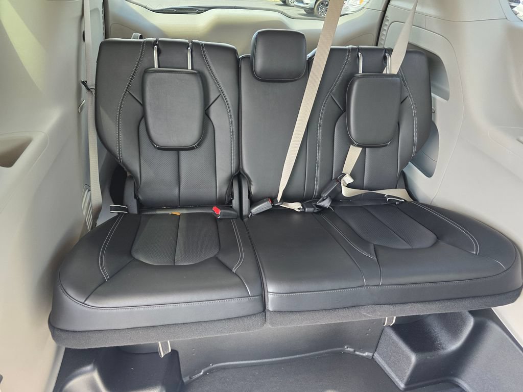 Used 2023 Chrysler Pacifica Touring-L FWD image 16