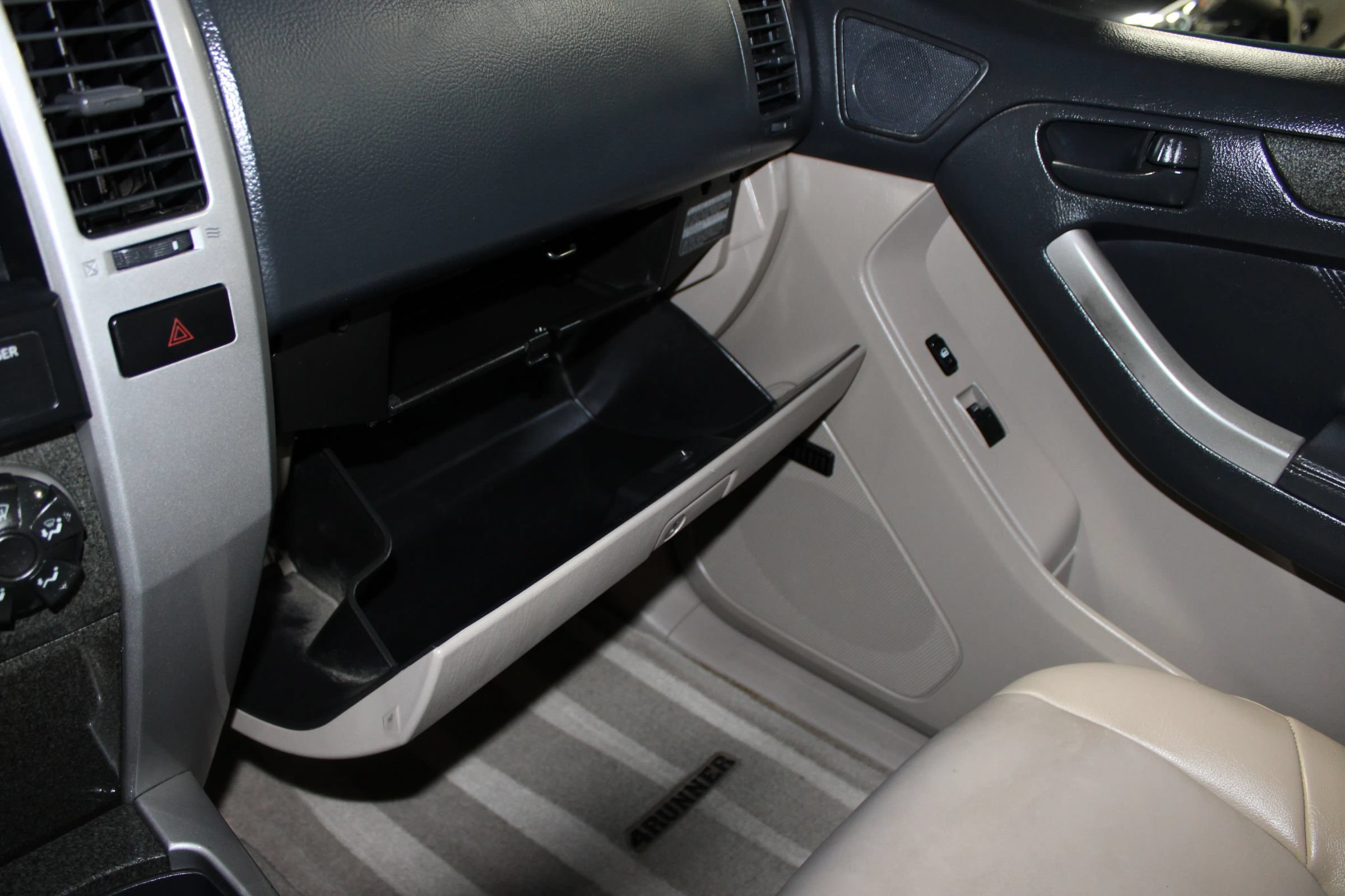 Used 2004 Toyota 4Runner Limited w/ Preferred Accessory Pkg RWD image 18