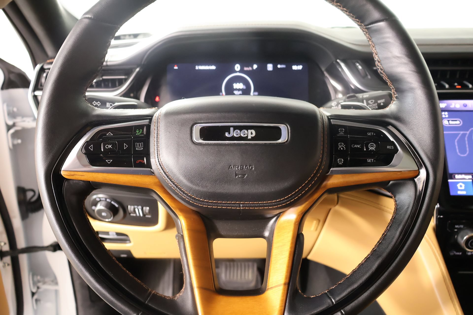 Used 2025 Jeep Grand Cherokee L Summit AWD/4WD image 3