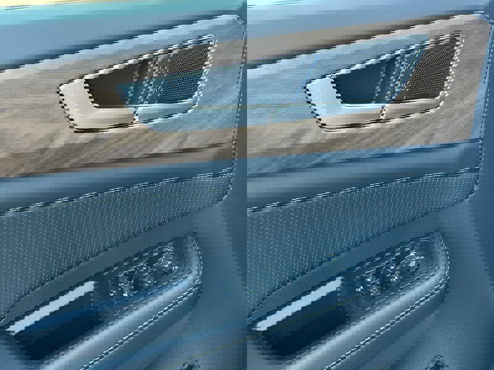 Used 2025 Volkswagen Atlas SE image 13