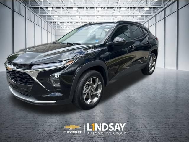 Used 2025 Chevrolet Trax LT FWD image 2