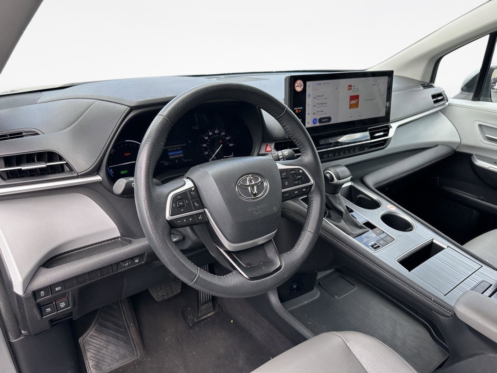 Certified 2025 Toyota Sienna XLE FWD image 11