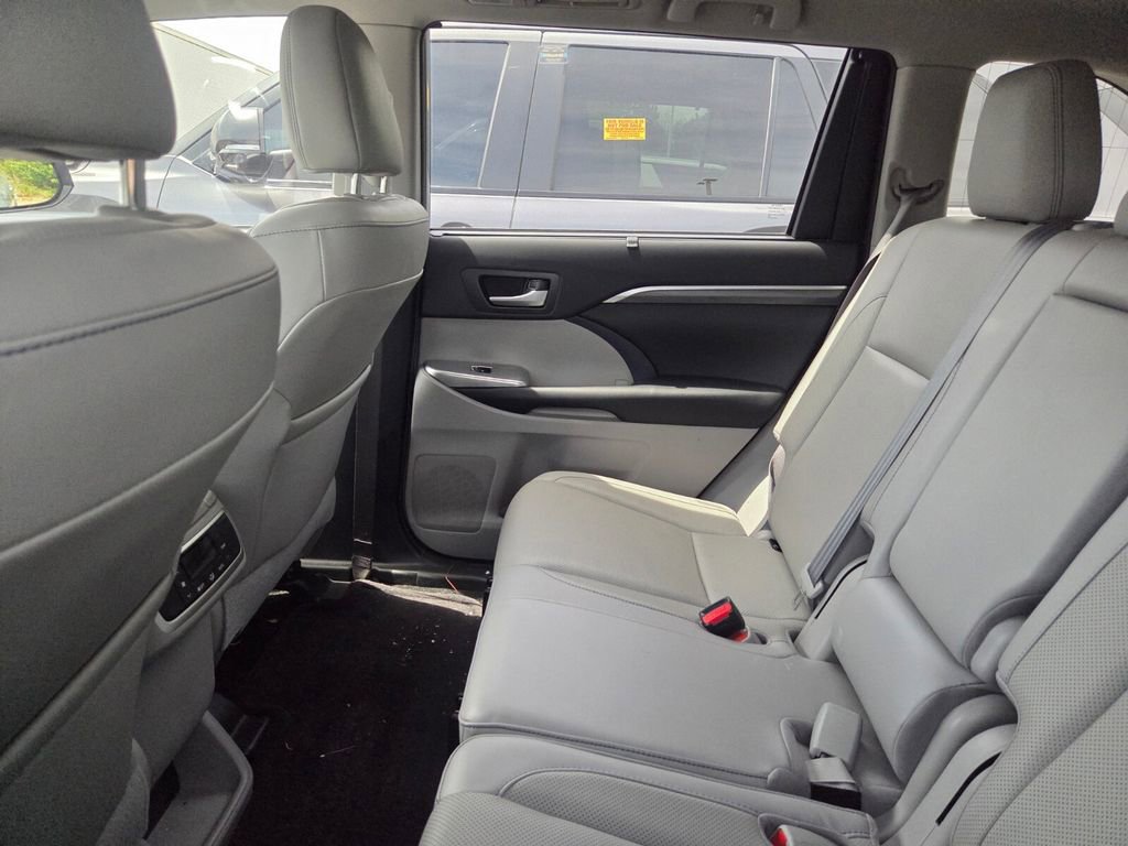 Used 2019 Toyota Highlander Limited image 6
