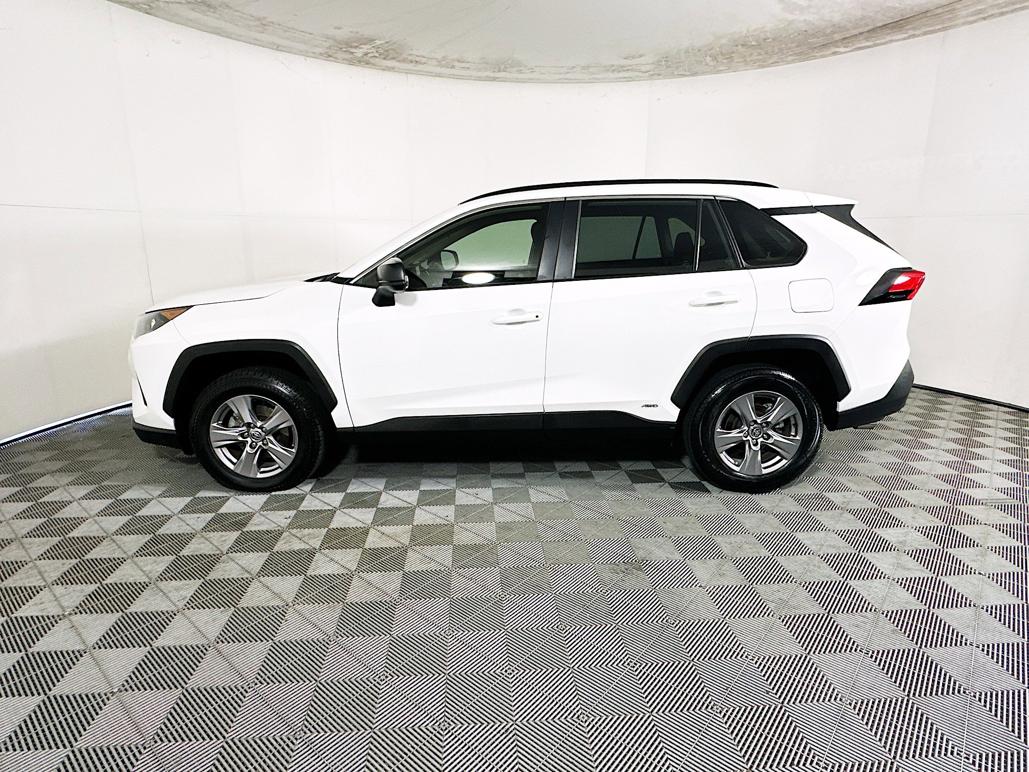Used 2022 Toyota RAV4 LE AWD/4WD image 6