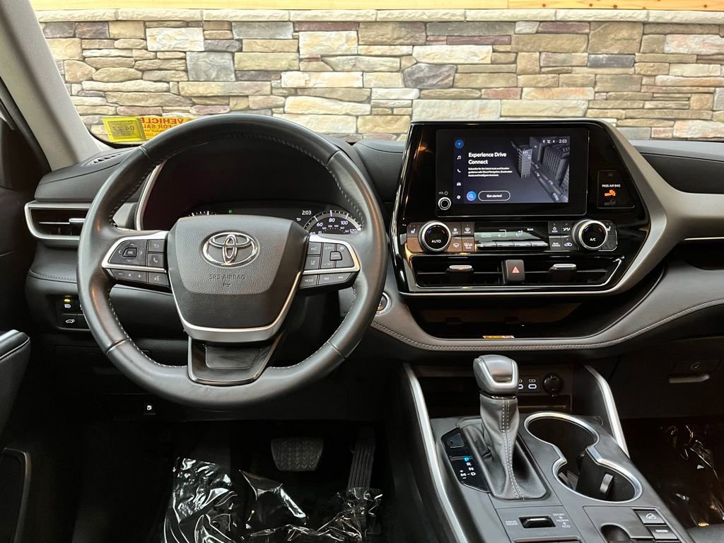 Used 2023 Toyota Highlander XLE AWD/4WD image 18