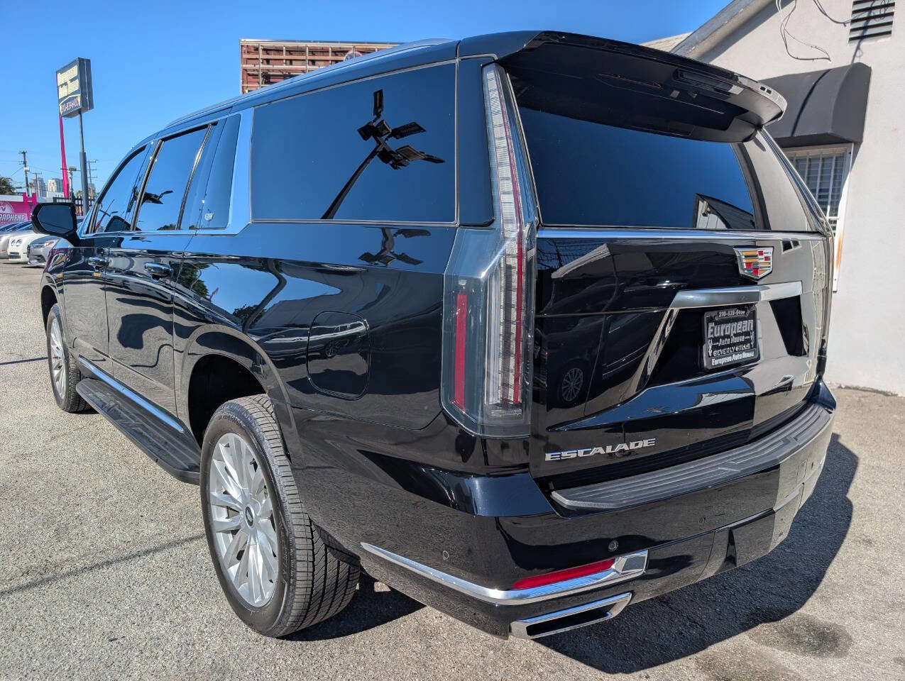 Used 2025 Cadillac Escalade ESV Luxury AWD/4WD image 5
