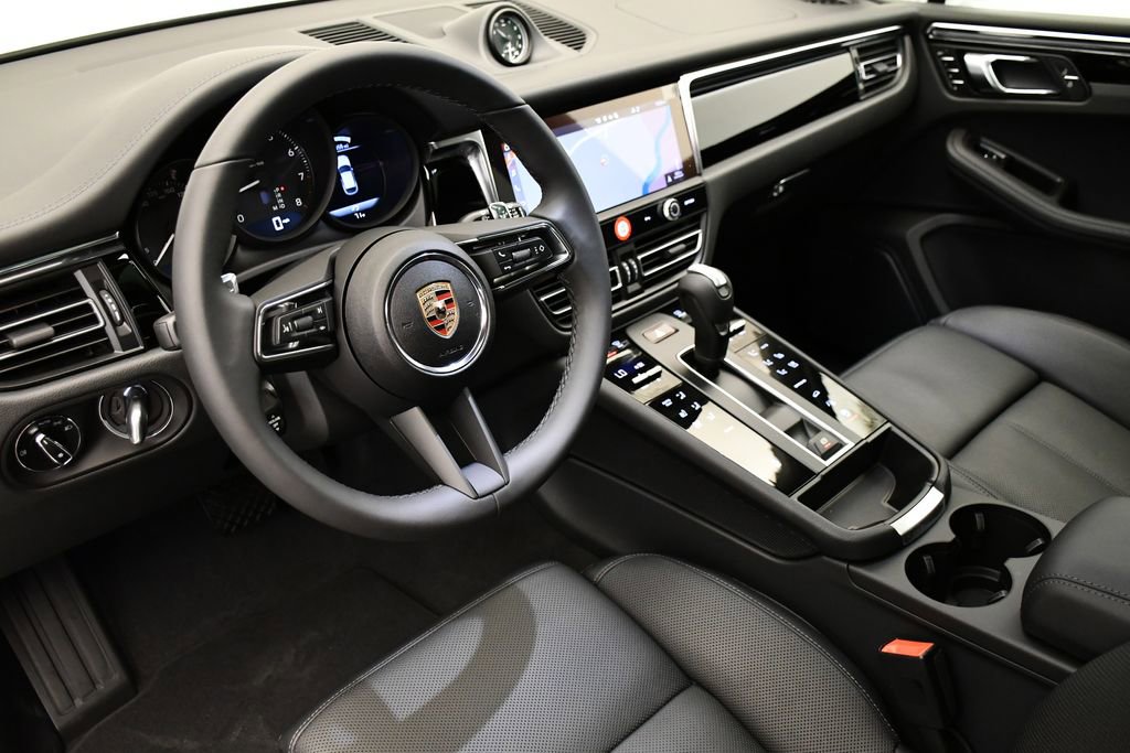 Used 2025 Porsche Macan image 4