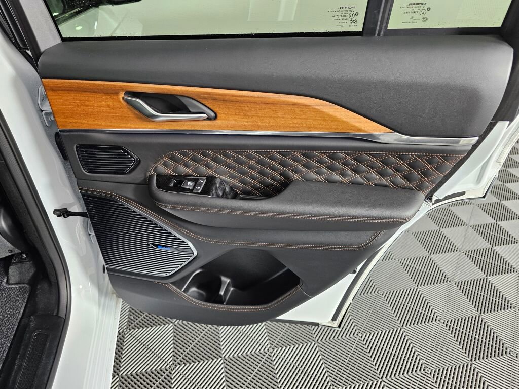 Used 2023 Jeep Grand Cherokee Summit image 38