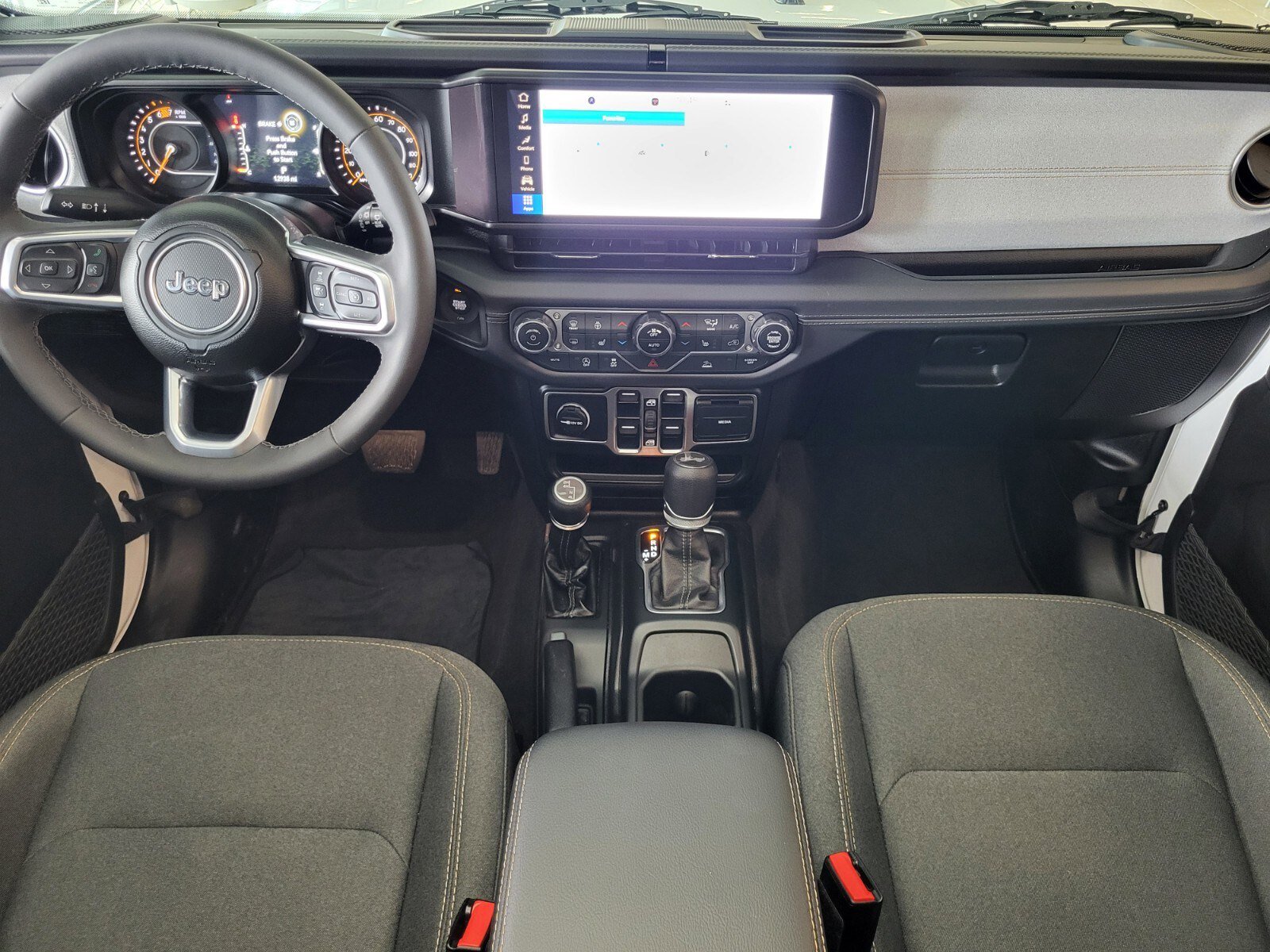 Used 2025 Jeep Wrangler Sahara image 13