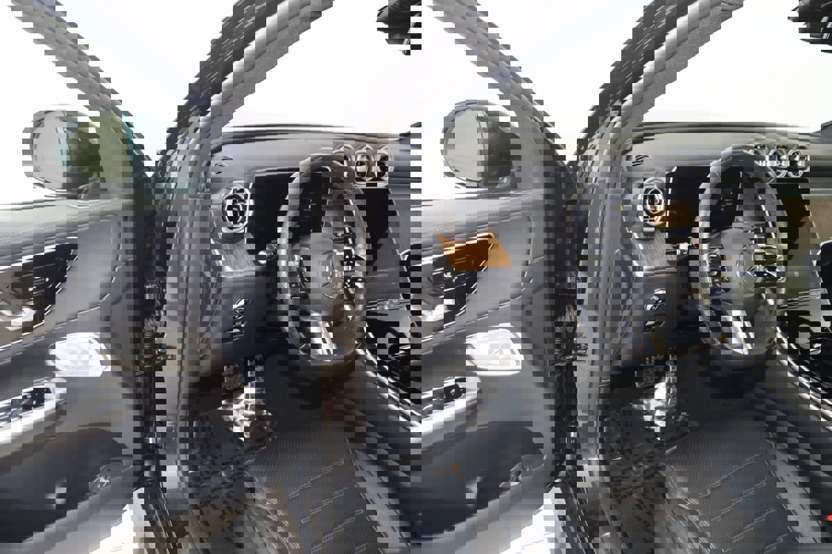 Used 2025 Mercedes-Benz GLC 300 4MATIC SUV image 54