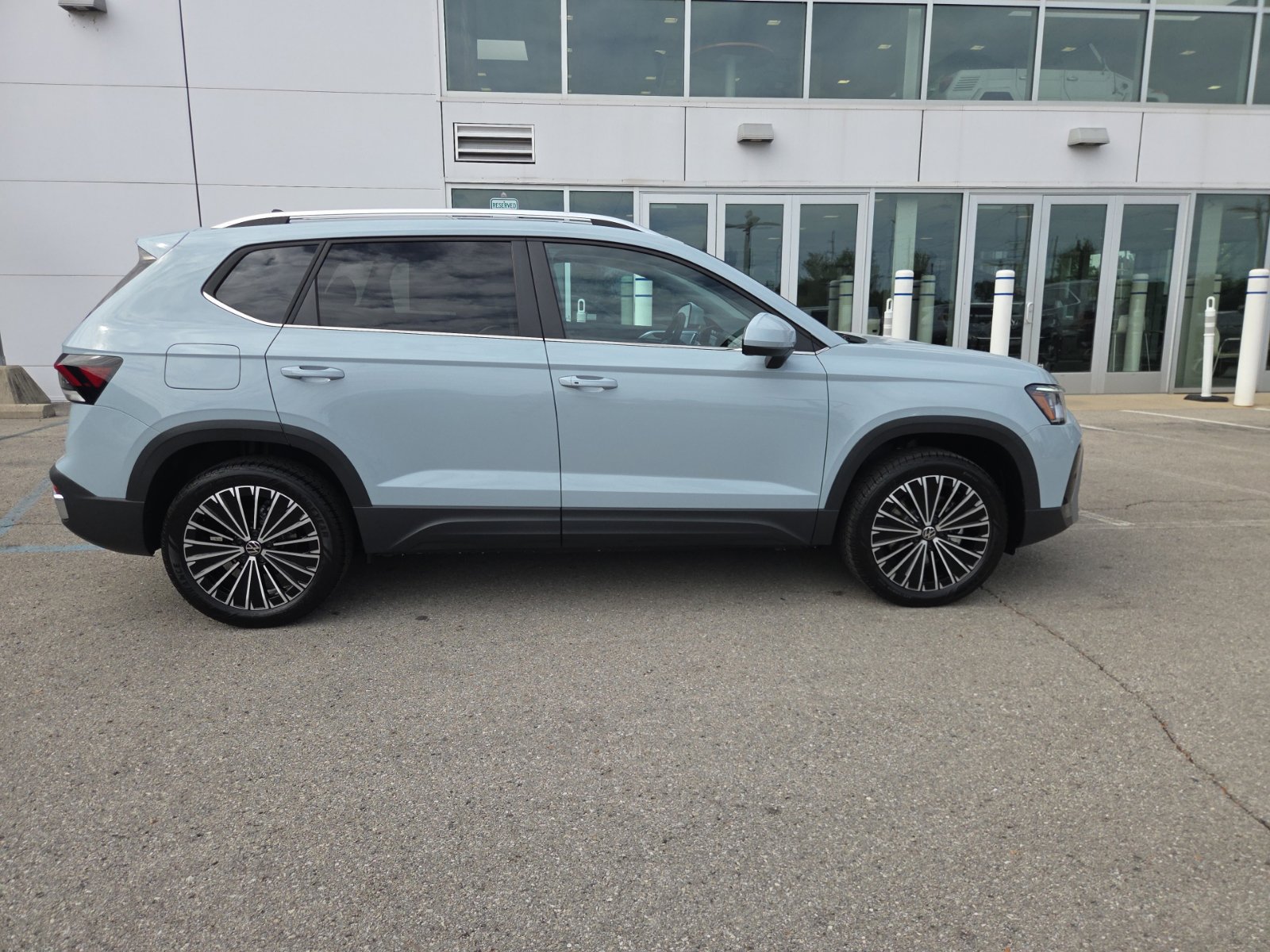 New 2027 Volkswagen Taos SE FWD image 2