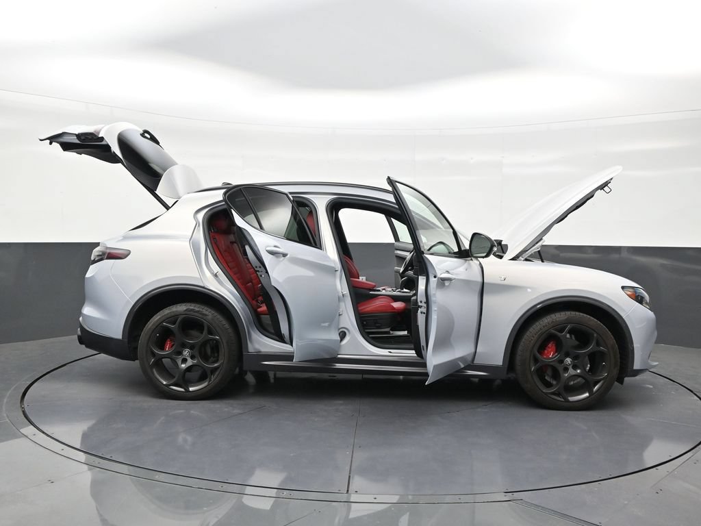 Used 2024 Alfa Romeo Stelvio Ti w/ Performance Driving Package AWD/4WD image 29